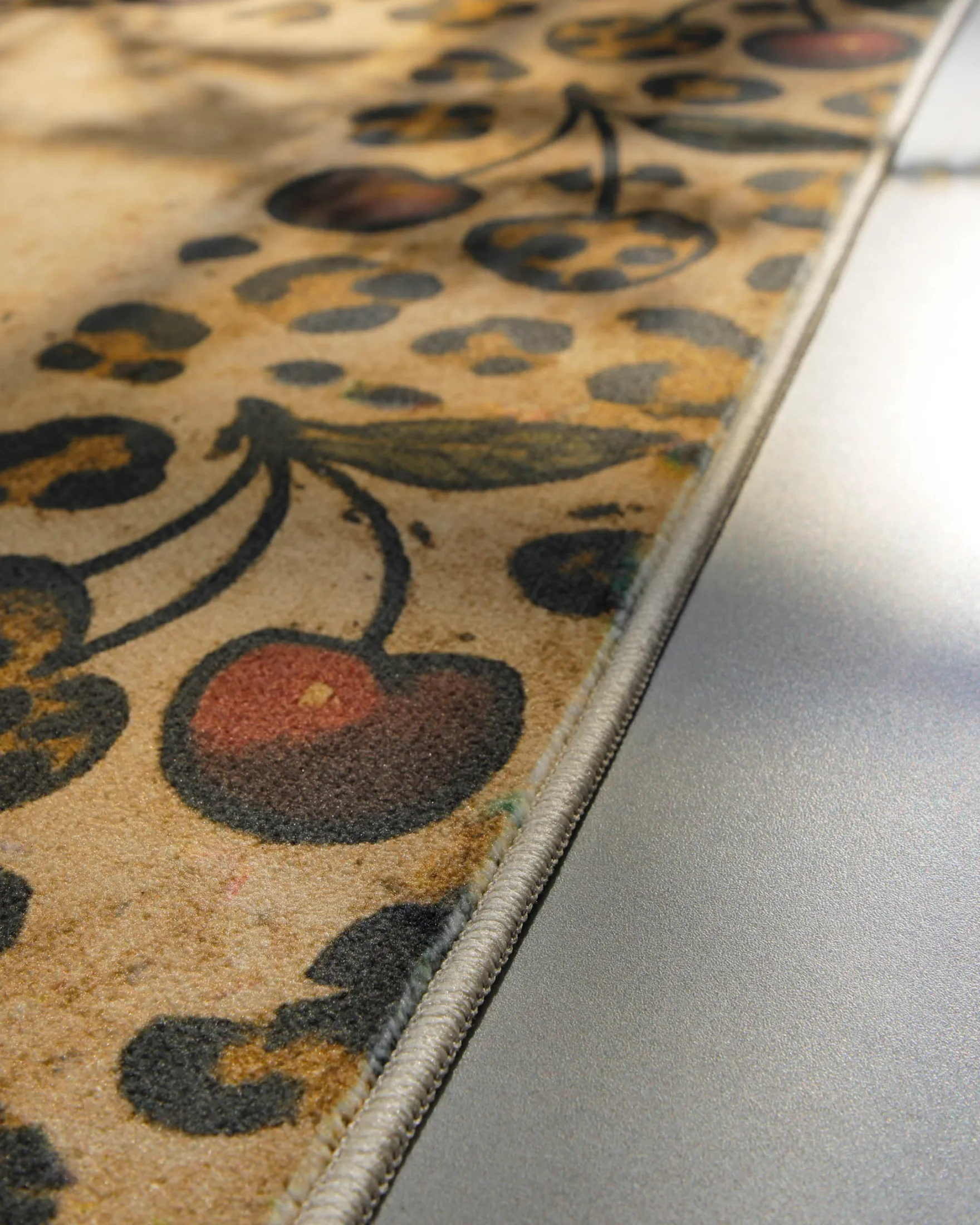 Badteppich Sand Gelb mit Vintage Animal Print "Catwalk" WECONhome