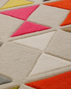Dreiecke in Gelb und Rot - Handtuft auf Sand 160 x 230 cm