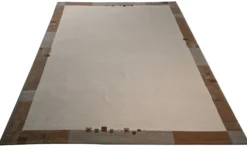 Handgeknüpfter Tibeter Teppich in beige mit Retro Bordüre – Neuwertig