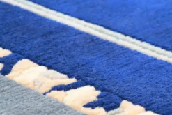 Handgeknüpfter Tibeter Teppich in blau mit Retro-Bordüre – Neuwertig