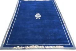 Handgeknüpfter Tibeter Teppich in blau mit Retro-Bordüre – Neuwertig