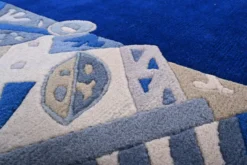 Handgeknüpfter Tibeter Teppich in blau mit Retro-Bordüre – Neuwertig