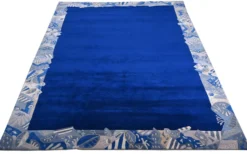 Handgeknüpfter Tibeter Teppich in blau mit Retro-Bordüre – Neuwertig