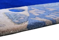 Handgeknüpfter Tibeter Teppich in blau mit Retro-Bordüre – Neuwertig