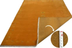 Handgeknüpfter tibeter Teppich in gold gelb mit Retro Bordüre – Neuwertig