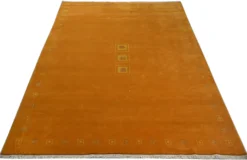 Handgeknüpfter tibeter Teppich in gold gelb mit Retro Bordüre – Neuwertig