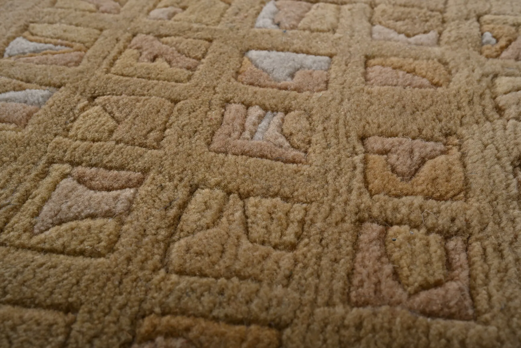 Handgeknüpfter Tibeter Teppich in gold gelb mit Retro Bordüre – Neuwertig