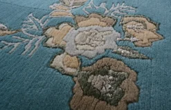 Handgeknüpfter Tibeter Teppich in grün mit Retro Bordüre – Neuwertig