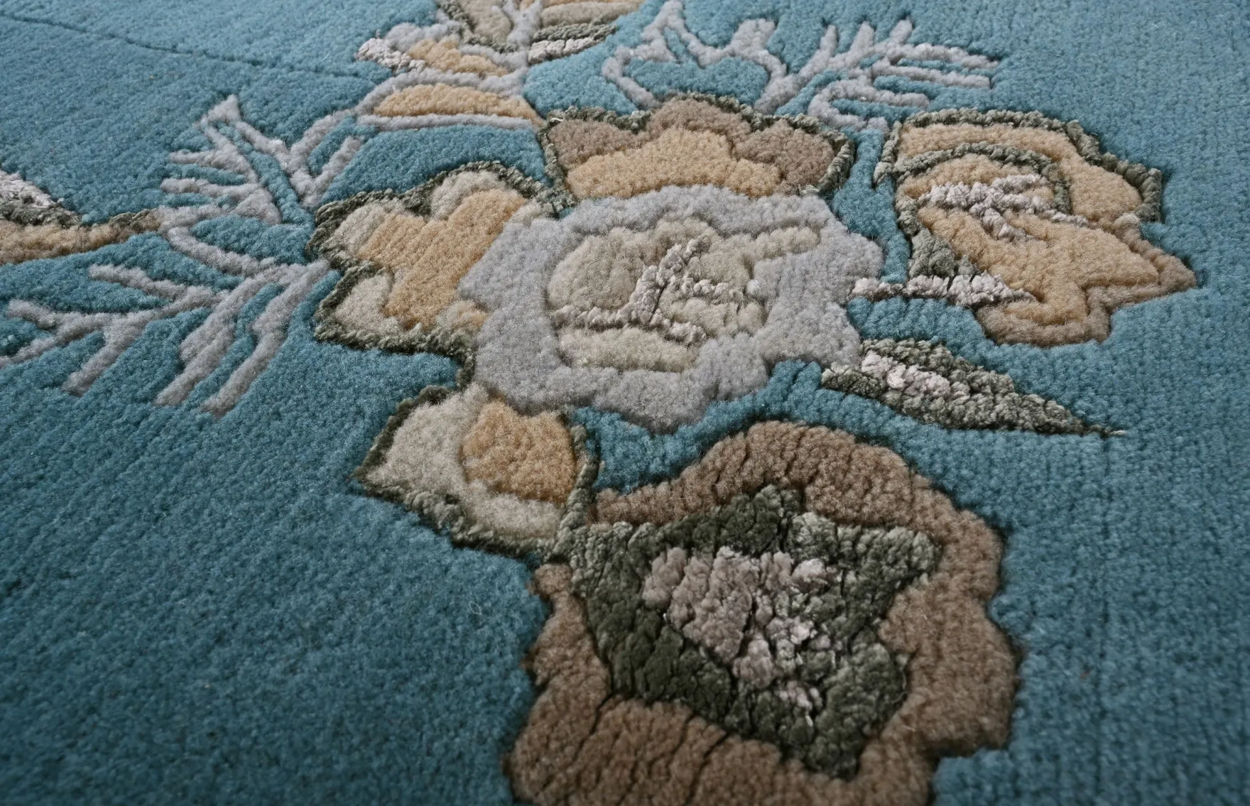 Handgeknüpfter Tibeter Teppich in grün mit Retro Bordüre – Neuwertig