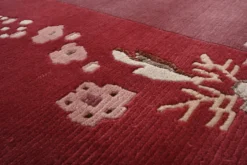 Handgeknüpfter Tibeter Teppich in red berry mit Retro Bordüre – Neuwertig