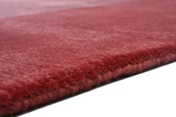 Handgeknüpfter Tibeter Teppich in red berry mit Retro Bordüre – Neuwertig