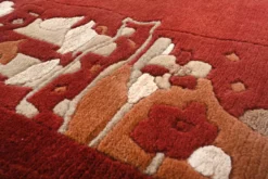 Handgeknüpfter Tibeter Teppich in rot mit Retro Bordüre – Neuwertig