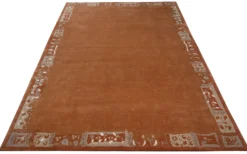 Handgeknüpfter Tibeter Teppich in rot terra mit Retro Bordüre – Neuwertig