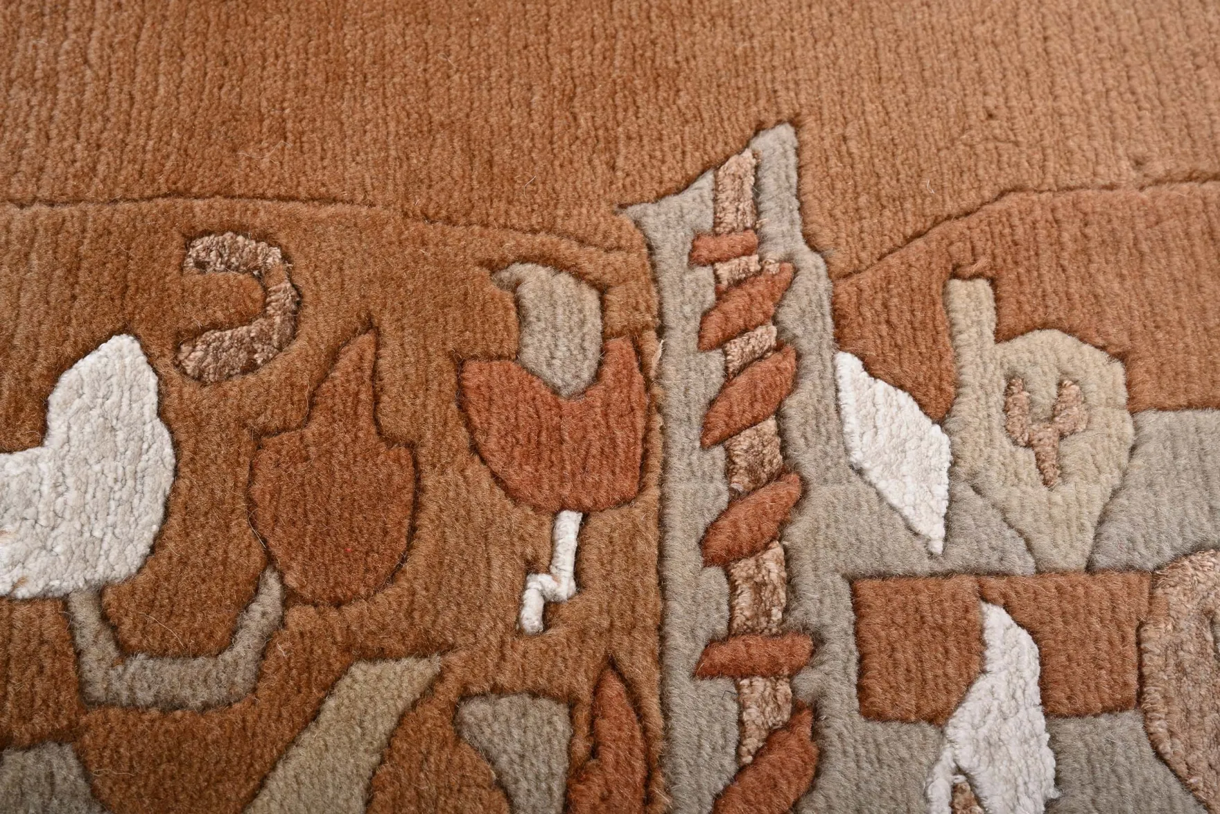 Handgeknüpfter Tibeter Teppich in rot terra mit Retro Bordüre – Neuwertig