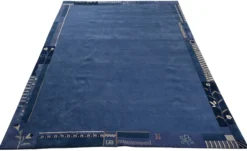 Handgeknüpfter tibetischer Teppich in blau grau mit Retro Bordüre – Neuwertig