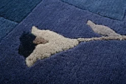 Handgeknüpfter tibetischer Teppich in blau grau mit Retro Bordüre – Neuwertig