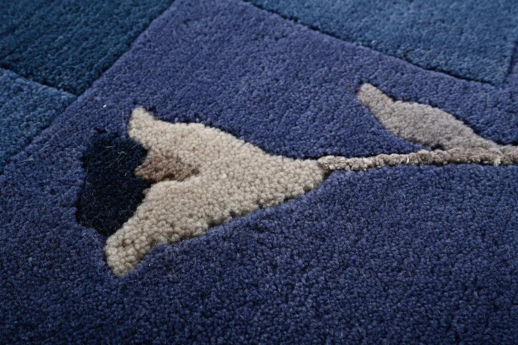 Handgeknüpfter tibetischer Teppich in blau grau mit Retro Bordüre – Neuwertig