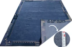 Handgeknüpfter tibetischer Teppich in blau grau mit Retro Bordüre – Neuwertig