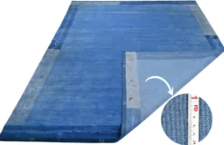 Handgeknüpfter tibetischer Teppich in blau mit Retro Bordüre – Neuwertig