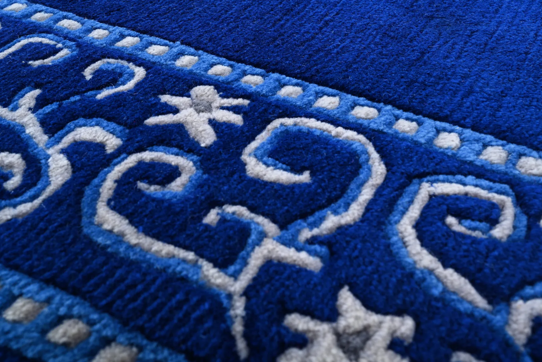 Handgeknüpfter tibetischer Teppich in blau mit Retro-Bordüre – Neuwertig