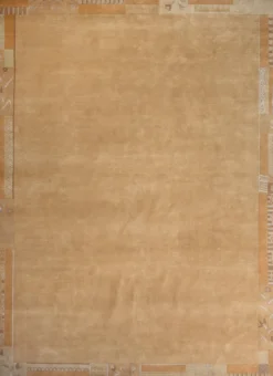 Handgeknüpfter tibetischer Teppich in einem warmen beige mit Retro Bordüre – Neuwertig