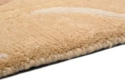 Handgeknüpfter tibetischer Teppich in einem warmen beige mit Retro Bordüre – Neuwertig