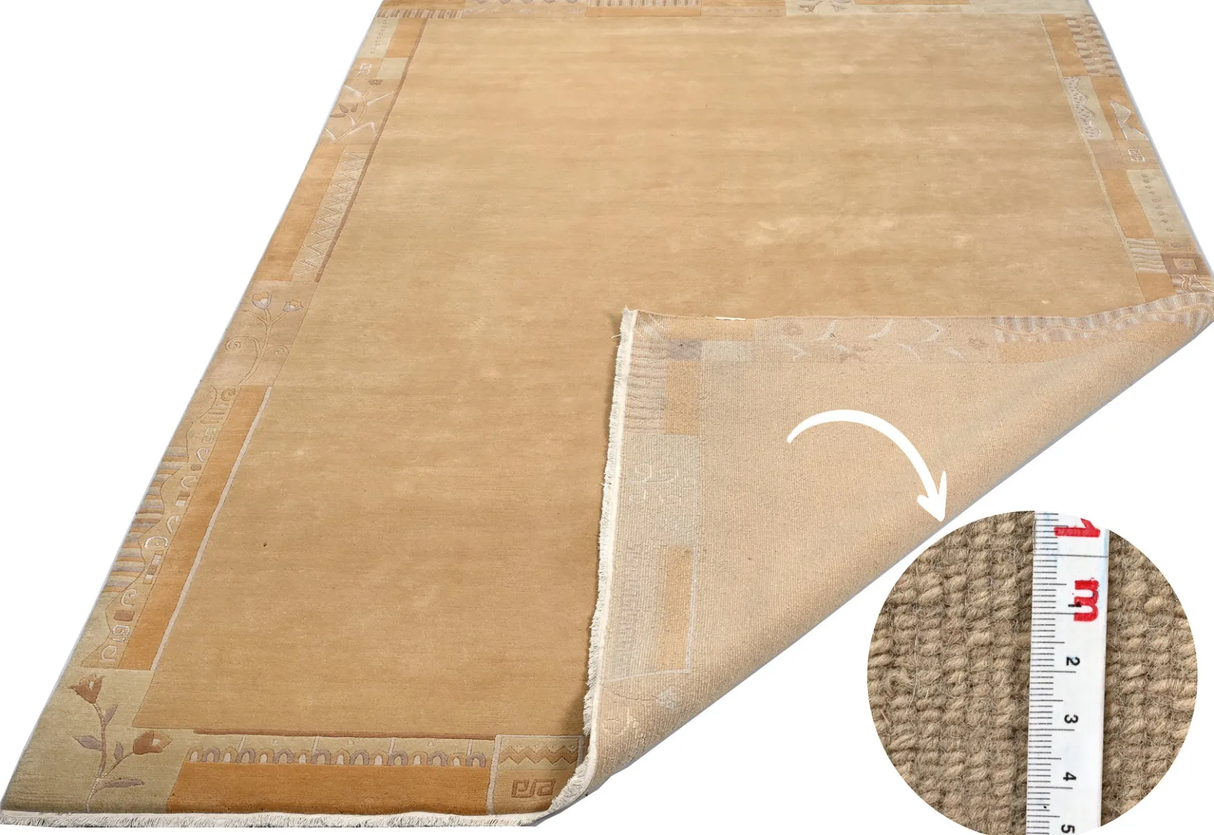 Handgeknüpfter tibetischer Teppich in einem warmen beige mit Retro Bordüre – Neuwertig