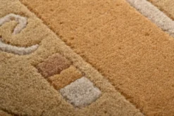 Handgeknüpfter tibetischer Teppich in einem warmen beige mit Retro Bordüre – Neuwertig