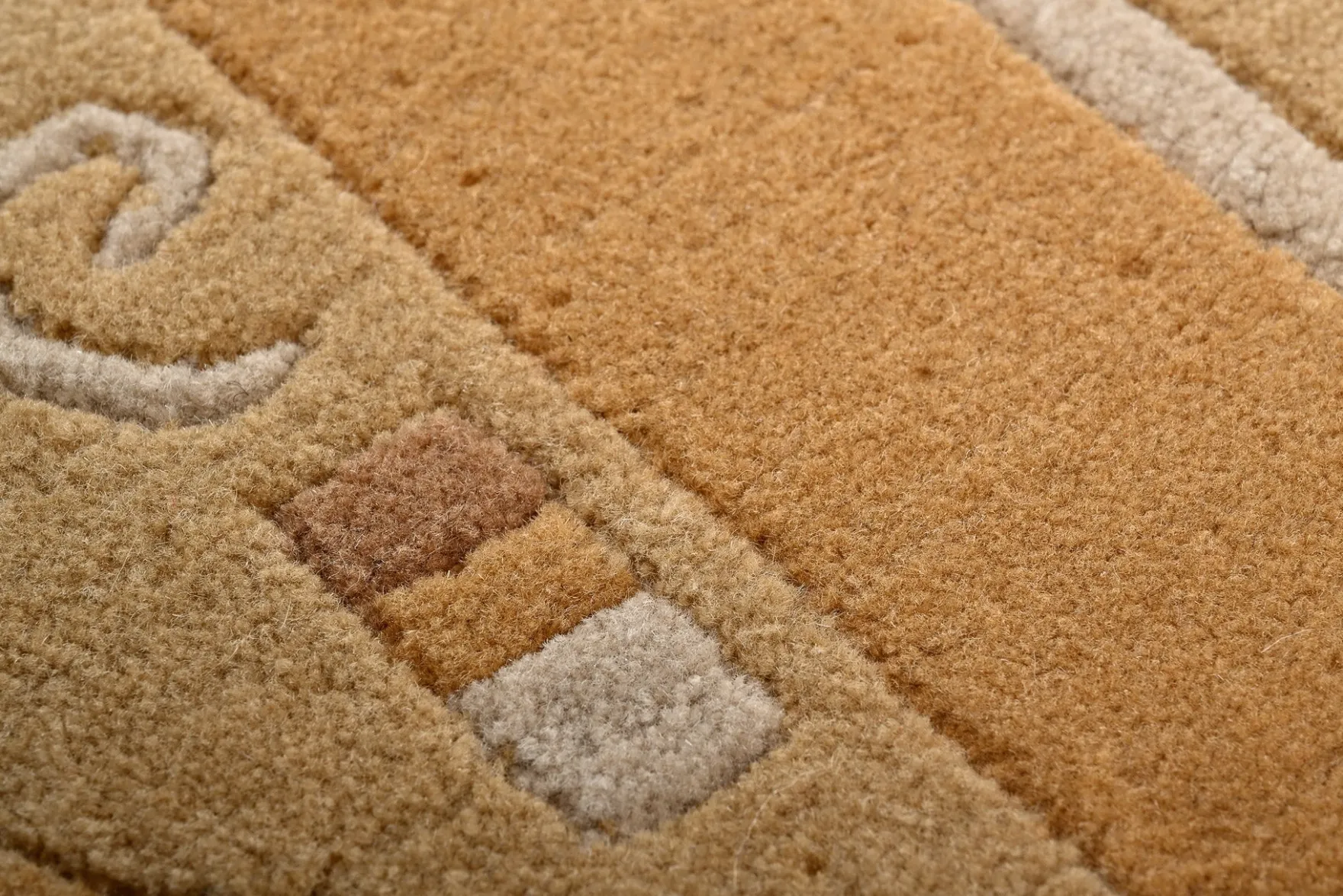 Handgeknüpfter tibetischer Teppich in einem warmen beige mit Retro Bordüre – Neuwertig