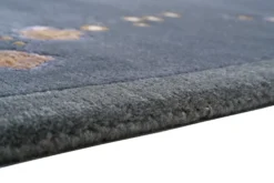 Handgeknüpfter tibetischer Teppich in grau mit Retro Bordüre – Neuwertig