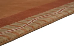 Handgeknüpfter tibetischer Teppich in rot braun mit Retro Bordüre – Neuwertig