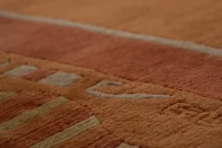 Handgeknüpfter tibetischer Teppich in rot braun mit Retro Bordüre – Neuwertig