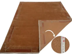Handgeknüpfter tibetischer Teppich in rot braun mit Retro Bordüre – Neuwertig