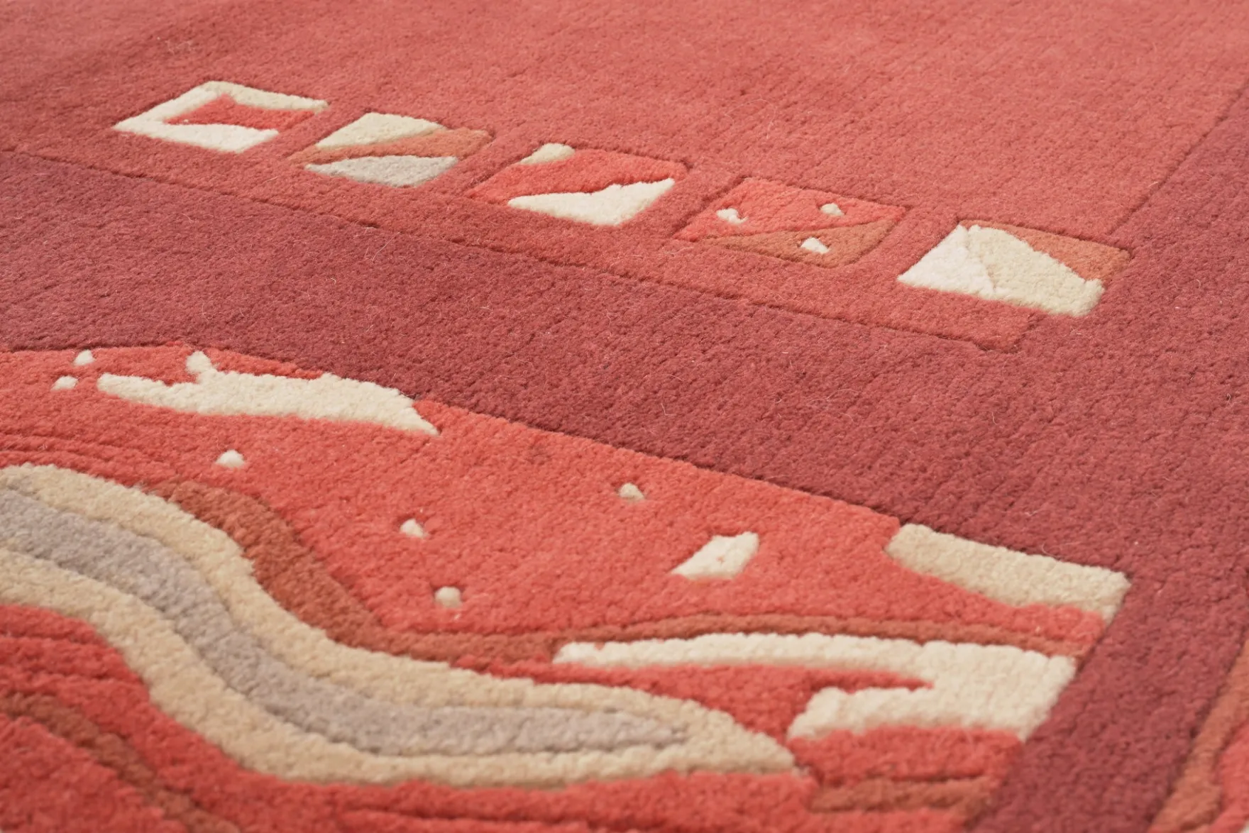 Handgeknüpfter tibetischer Teppich in rot mit Retro Bordüre – Neuwertig