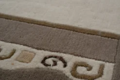 Handgeknüpfter Tibet Teppich in beige mit Retro Bordüre – Neuwertig