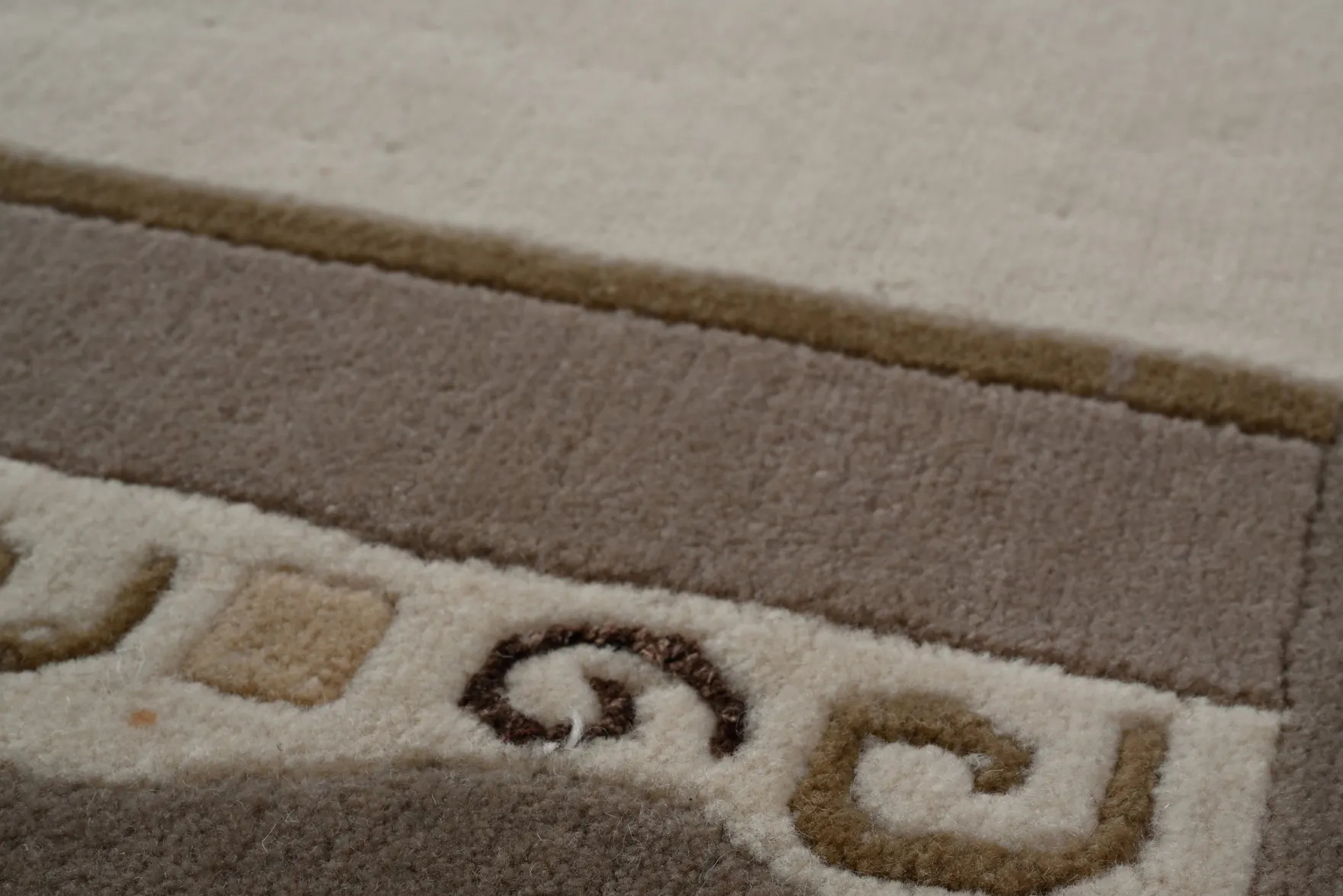 Handgeknüpfter Tibet Teppich in beige mit Retro Bordüre – Neuwertig