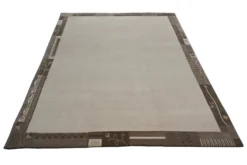 Handgeknüpfter Tibet Teppich in beige mit Retro Bordüre – Neuwertig