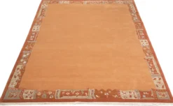 Handgeknüpfter Tibet Teppich in Apricot mit Retro Bordüre – Neuwertig
