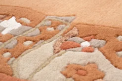 Handgeknüpfter Tibet Teppich in Apricot mit Retro Bordüre – Neuwertig