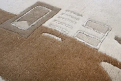 Handgeknüpfter Tibet Teppich in beige mit schmaler Retro Bordüre – Neuwertig