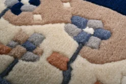 Handgeknüpfter Tibet Teppich in blau mit Retro-Bordüre – Neuwertig