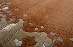 Handgeknüpfter Tibet Teppich in terra braun mit Retro Bordüre – Neuwertig
