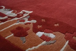 Handgeknüpfter Tibet Teppich rot mit Retro Bordüre – Neuwertig