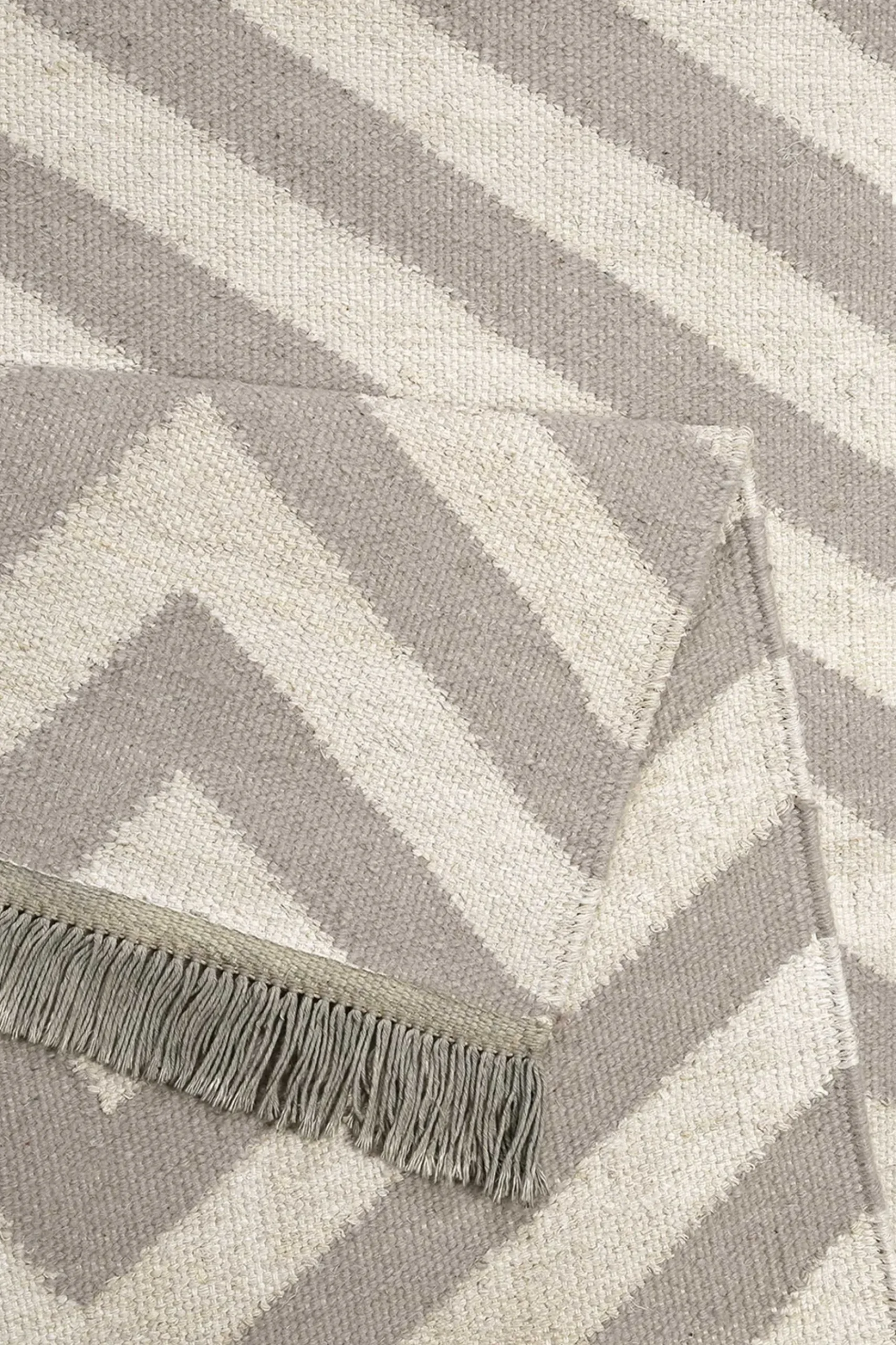 Kelim Teppich Beige Taupe aus Naturfasern "Edgy Corners" WECONhome