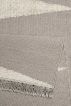 Kelim Teppich Taupe Beige aus Naturfasern "Smart Triangle" WECONhome