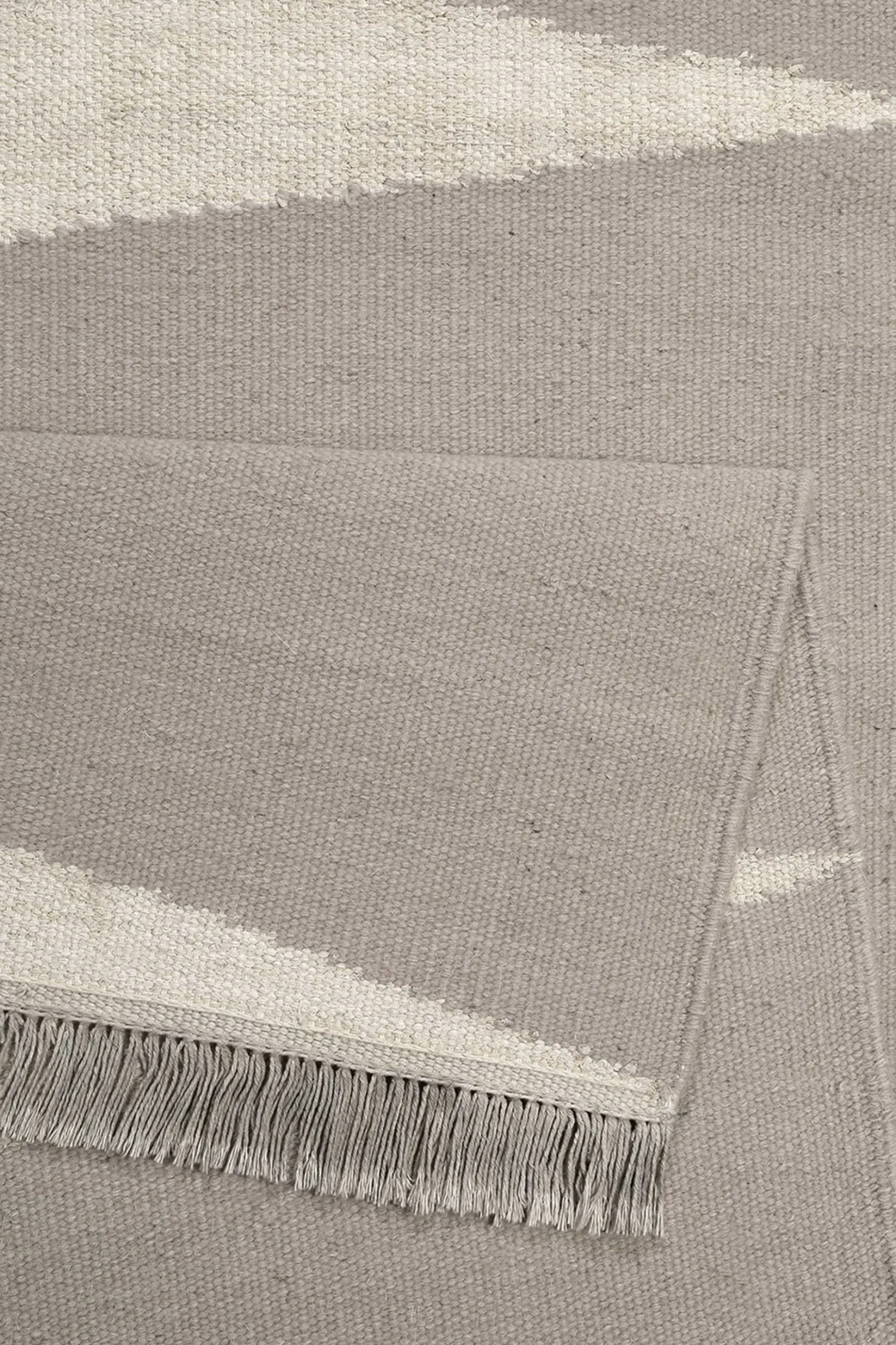 Kelim Teppich Taupe Beige aus Naturfasern "Smart Triangle" WECONhome