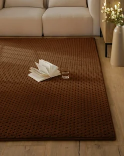 Kurzflor Teppich aus Schurwolle Braun 