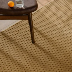 Kurzflor Teppich aus Schurwolle Karamell