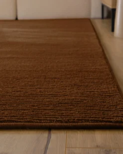 Kurzflor Teppich aus Schurwolle Braun