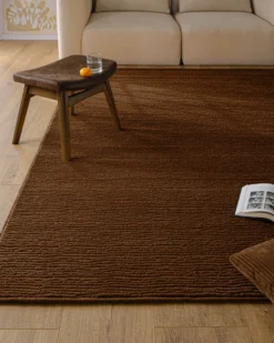 Kurzflor Teppich aus Schurwolle Braun